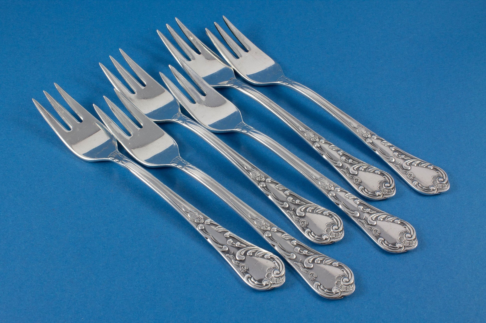 6 silver-plated cake forks and a cream spoon