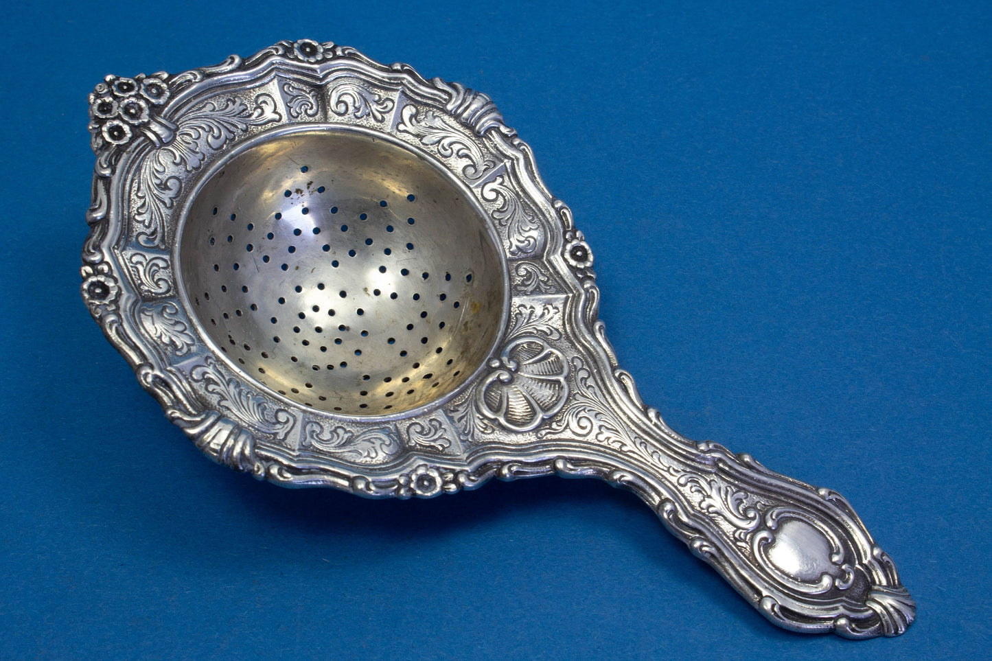 Antikes Teesieb mit besonderen Rokokoverzierungen aus 800er Silber, 1900