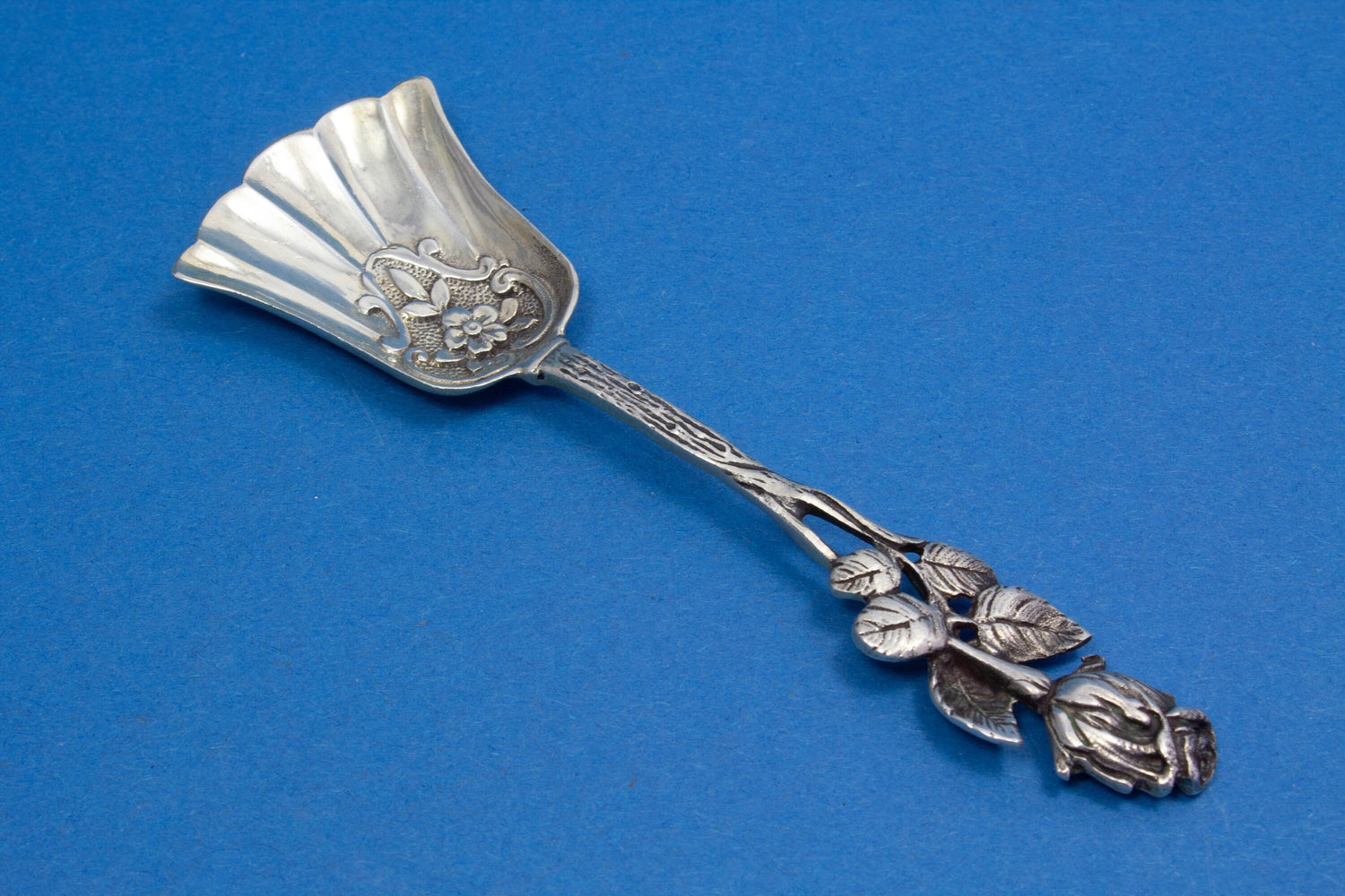 Zierlicher Zuckerlöffel aus 800er Silber, Rosenbesteck