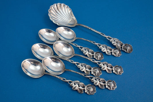 6 kleine Teelöffel mit Rosendekor mit dem passenden Zuckerlöffel , versilbert