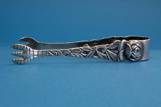 Versilberte Zuckerzange mit Rosen