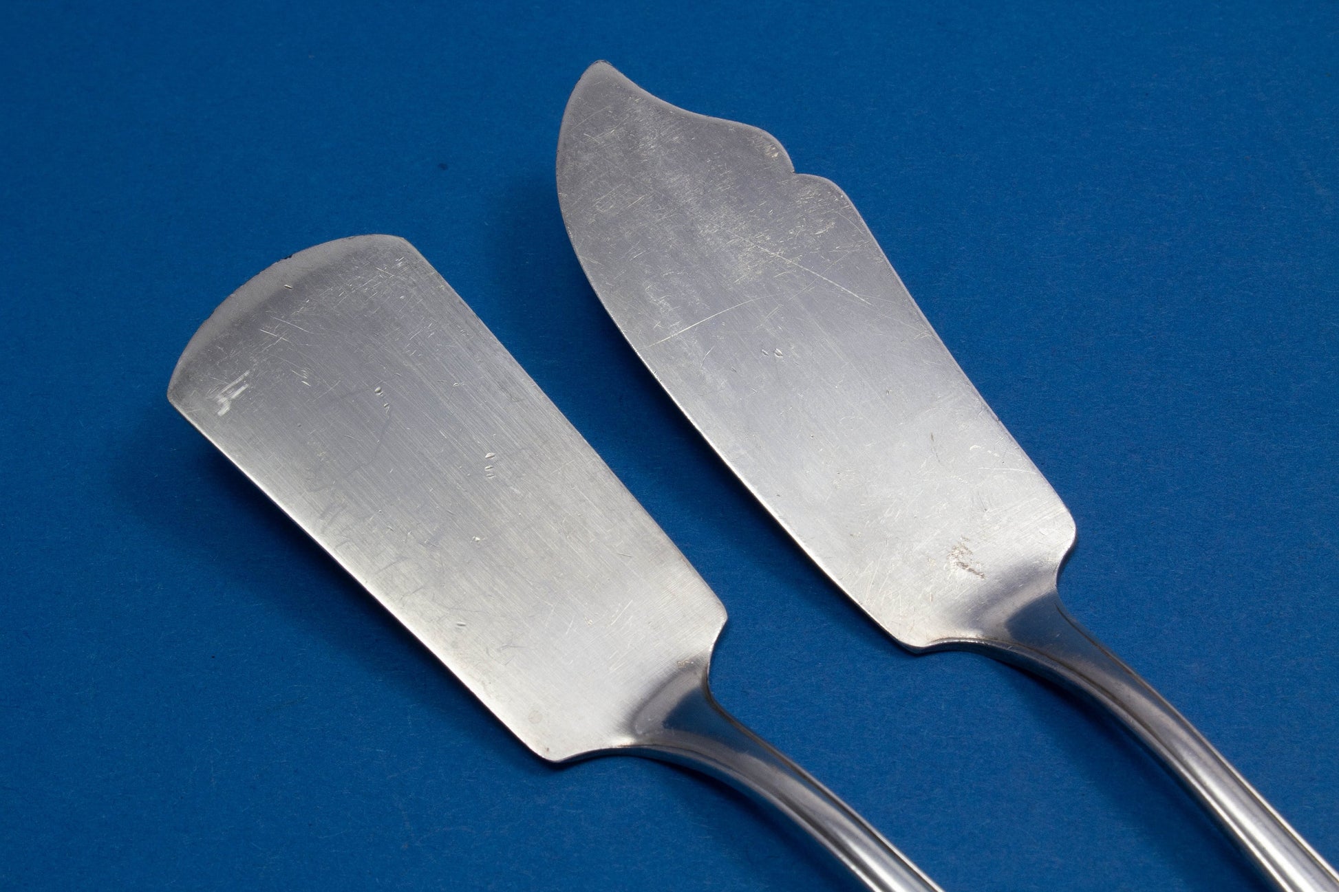 Käsemesser und Buttermesser, versilberte Messer