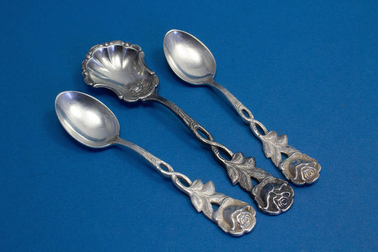 Kleines Besteck- Set, 2 Mokkalöffel und eine Zuckerlöffel mit edlem Rosenmuster