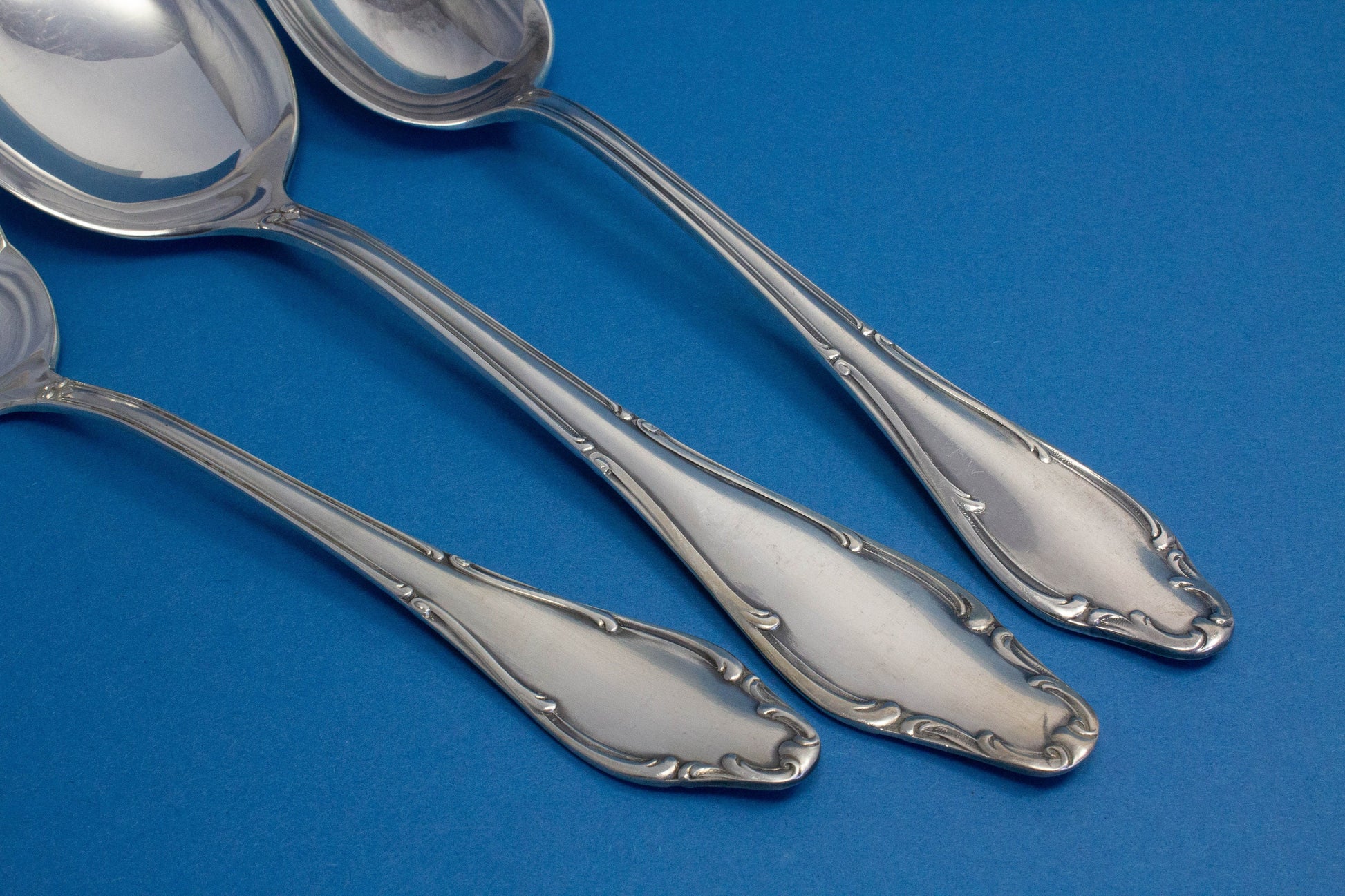 Vegetable spoon and potato spoon from Wellner in a Mozart pattern, silver-plated spoons