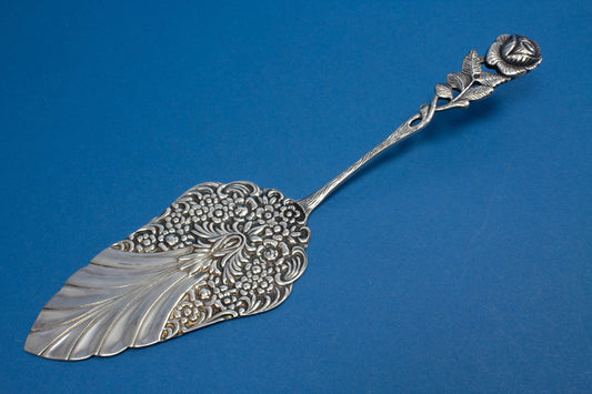Wunderschöner Tortenheber im Rosendekor, versilberter Gebäckheber