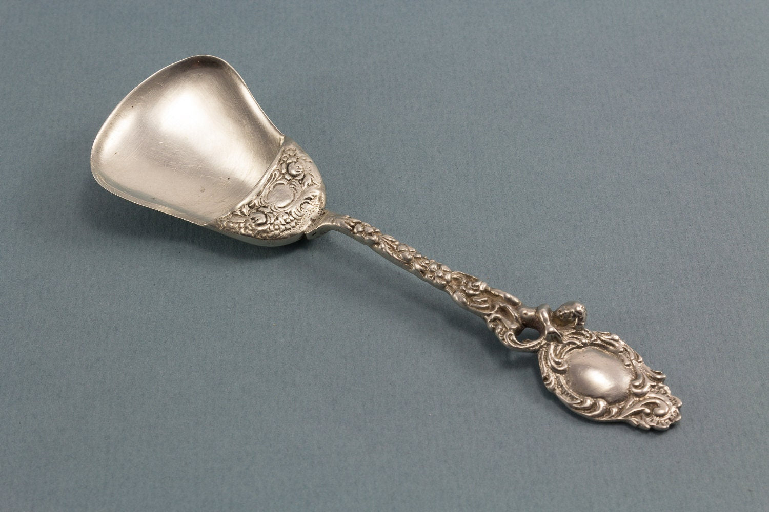 Kleiner Zuckerlöffel aus 800er Silber, Jugendstilbesteck mit Putto von Widmann