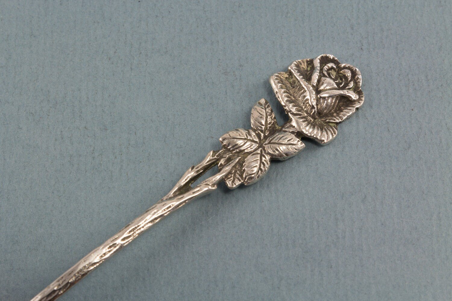 Kleiner Zuckerlöffel, 800er Silber, Rosenbesteck, Tafelsilber, Hildesheimer Rose - Löffelland