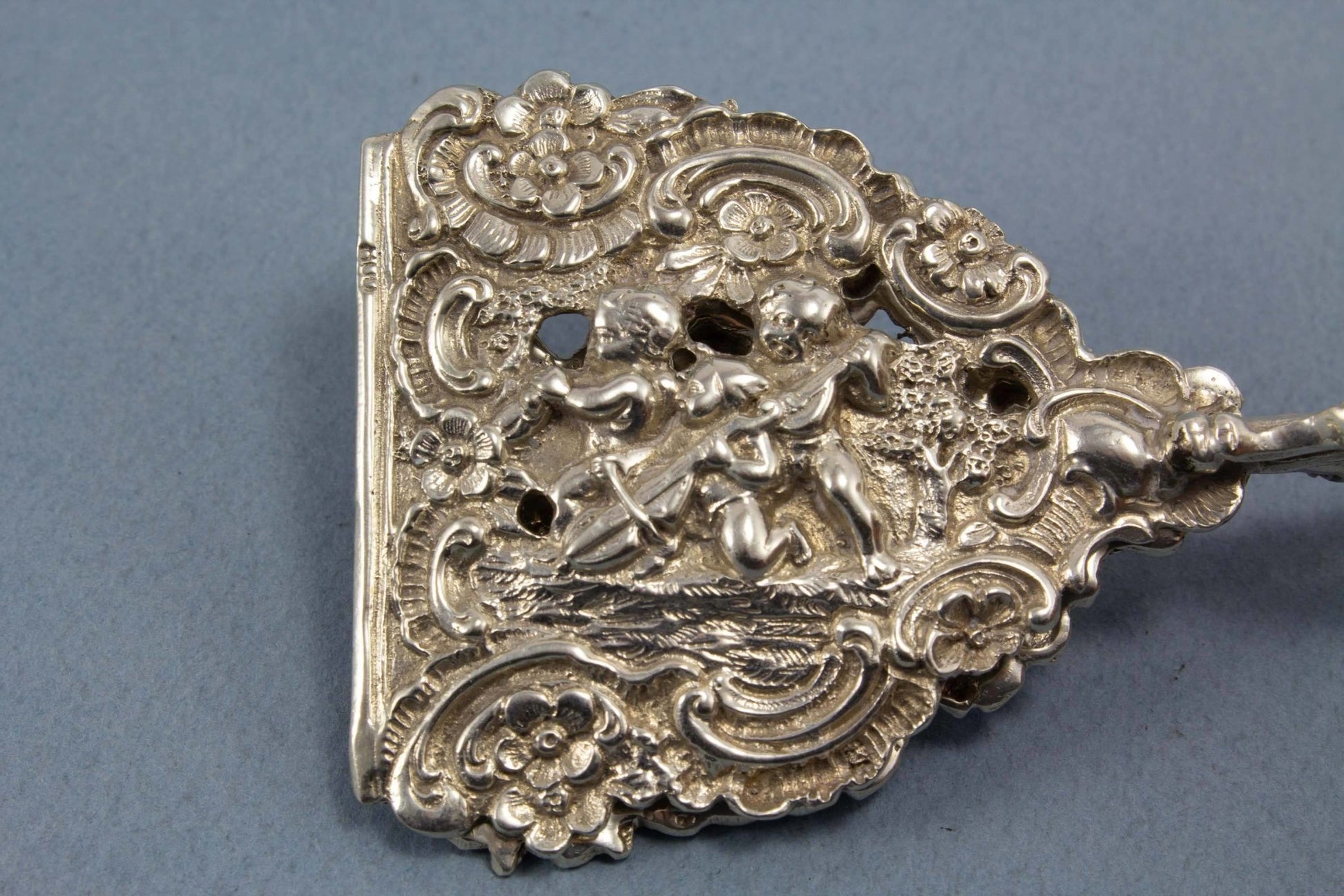 Zierliche Gebäckzange aus 800er Silber, Kekszange mit Putti - Löffelland
