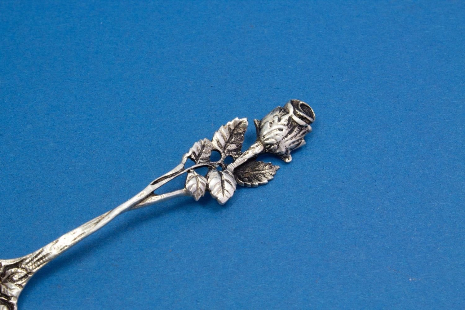 Zierlicher Zuckerlöffel aus 800er Silber, Rosenbesteck - Löffelland