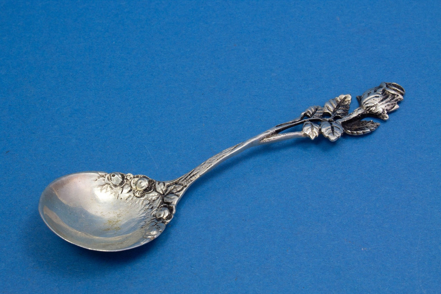Zierlicher Zuckerlöffel aus 800er Silber, Rosenbesteck - Löffelland